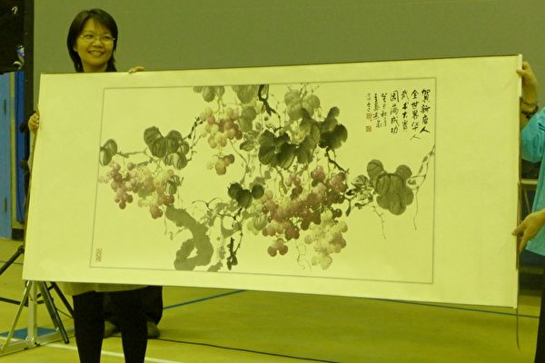 唐藝先生還特別贈與主辦方新唐人電視臺一幅葡萄字畫，以贊揚新唐人弘揚傳統文化碩果累累。
