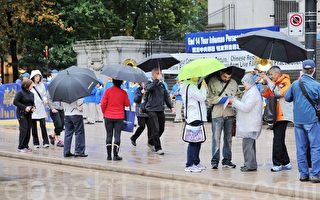 大雨難阻　溫哥華人主動簽名反活摘器官