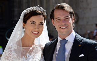 盧森堡費利克斯王子（Prince Felix）(右)與相戀多年的克萊爾（Claire Lademacher）(左)，兩人21日於法國南部小鎮結婚，舉行正式的宗教婚禮。(ANNE-CHRISTINE POUJOULAT/AFP)