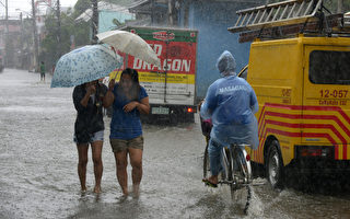 今年第18號颱風天兔（Usagi），掠過菲律賓北部後引進大量雨量，首都馬尼拉幾乎全泡在水裡，目前已知造成20人死亡。(JAY DIRECTO/AFP/Getty Images)