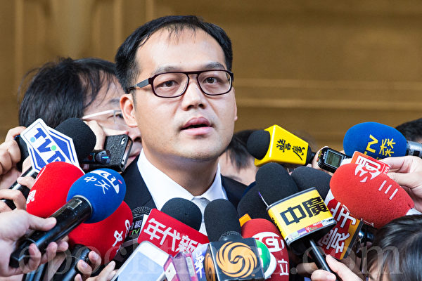 台湾高等法院26日就国民党提起的抗告案开庭，王金平委任律师许英杰于庭后受访。（陈柏州 ／大纪元）