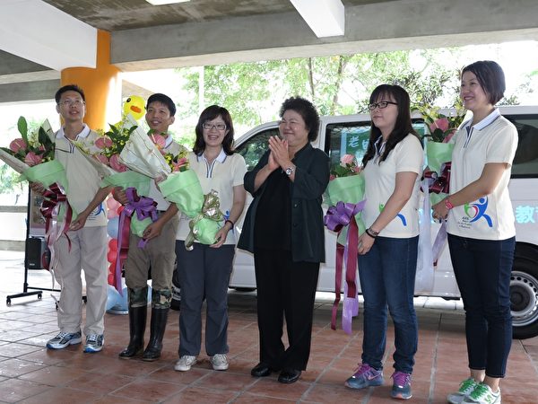 高雄市长陈菊（右3）27日亲赴仁武特教学校，赠花表扬感谢劳苦功高的教师们。（高雄市政府提供）