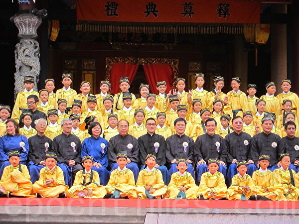 臺北市臺北孔廟舉行大成至聖先師孔子誕辰2563年釋奠典禮,典禮結束後總統馬英九(第二排右四)、臺北市長郝龍斌(第二排右五)、行政院秘書長陳威仁、內政部長李鴻源(第二排右二)、教育部長蔣偉寧(第二排右一)以及考選部長董保城等與身穿金黃色佾舞服裝的佾生們合影。(鍾元/大紀元) 臺北市臺北孔廟舉行大成至聖先師孔子誕辰2563年釋奠典禮,典禮結束後總統馬英九(第二排右四)、臺北市長郝龍斌(第二排右五)、行政院秘書長陳威仁、內政部長李鴻源(第二排右二)、教育部長蔣偉寧(第二排右一)以及考選部長董保城等與身穿金黃色佾舞服裝的佾生們合影。(鍾元/大紀元)