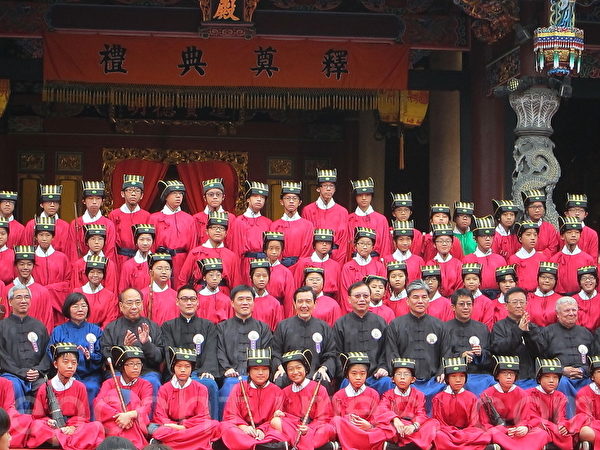 臺北市臺北孔廟舉行大成至聖先師孔子誕辰2563年釋奠典禮,典禮結束後總統馬英九(第二排左六)、臺北市長郝龍斌(第二排左五)、行政院秘書長陳威仁、內政部長李鴻源(第二排右四)、教育部長蔣偉寧(第二排右三)以及考選部長董保城等與身穿紅色樂生服裝的樂生們合影。(鍾元/大紀元) 臺北市臺北孔廟舉行大成至聖先師孔子誕辰2563年釋奠典禮,典禮結束後總統馬英九(第二排左六)、臺北市長郝龍斌(第二排左五)、行政院秘書長陳威仁、內政部長李鴻源(第二排右四)、教育部長蔣偉寧(第二排右三)以及考選部長董保城等與身穿紅色樂生服裝的樂生們合影。(鍾元/大紀元)