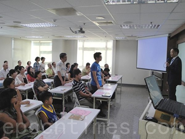 吳大樹先生以輕鬆、多層次的互動方式解析九型人格。(攝影:淑萍/大紀元) 吳大樹先生以輕鬆、多層次的互動方式解析九型人格。(攝影:淑萍/大紀元)