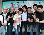 台湾纪录片《一首摇滚上月球》首映会现场，以6位罕病患者的爸爸为主角，图中为四分卫主唱阿山。（牵猴子提供）