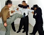 酷刑演示图：警察对被固定着的法轮功学员用脚踢踹。(明慧网)