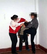 酷刑演示:恶警毒打法轮功学员,用膝盖猛击心脏部位。(图片来源:明慧网) 酷刑演示:恶警毒打法轮功学员,用膝盖猛击心脏部位。(图片来源:明慧网)