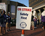 舊金山灣區捷運（BART）勞資雙方談判破裂。7月1日，工會宣佈開始罷工。圖為捷運職員在捷運站外揮舞著罷工牌子（Justin Sullivan/Getty Images）