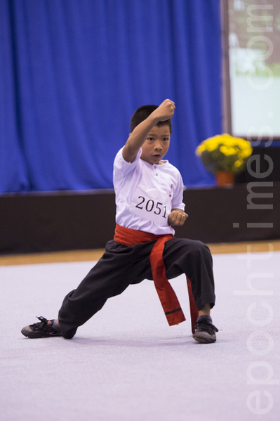 9歲小選手李喬峰,參賽項目為南方少林虎形門,套路名稱為虎形梅花肘。
(攝影:戴兵/大紀元) 9歲小選手李喬峰,參賽項目為南方少林虎形門,套路名稱為虎形梅花肘。
(攝影:戴兵/大紀元)