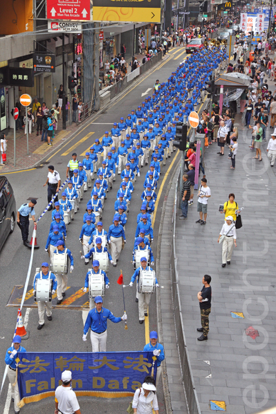 香港國殤日的集會結束後,800名遊行人士手持各式橫幅幡旗,從北角英皇道遊樂場出發前往中共駐港聯絡辦事處,浩浩蕩蕩的遊行隊伍吸引大批中港人士駐足觀看。(潘在殊/大紀元) 香港國殤日的集會結束後,800名遊行人士手持各式橫幅幡旗,從北角英皇道遊樂場出發前往中共駐港聯絡辦事處,浩浩蕩蕩的遊行隊伍吸引大批中港人士駐足觀看。(潘在殊/大紀元)