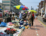 首爾最大舊物市場「瑞草舊物市場」上的小商品攤位。（洪梅/大紀元）