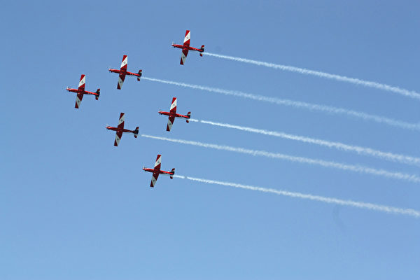 澳洲皇家海軍100年慶典,澳洲空軍展示戰機隊形飛行(攝影:何蔚/大紀元) 澳洲皇家海軍100年慶典,澳洲空軍展示戰機隊形飛行(攝影:何蔚/大紀元)
