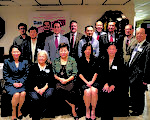 卢瑟福（后排右二）、金（二排左二）和北华埠的支持者合影。（摄影：温文清/大纪元）