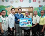 颁赠敬老爱心卡给复兴乡荣誉乡民巴神父
