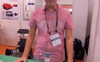 樹德科技大學產設系學生黃聖宏與「漂浮防菌架」作品，獲台北國際發明展金牌獎。（樹德科技大學提供）