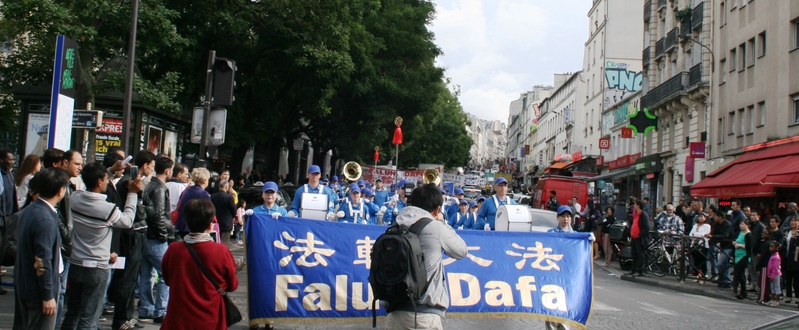法輪功遊行隊伍行進在巴黎鬧市區。(攝影:袁容/大紀元)
