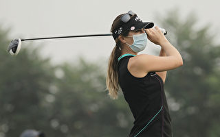 尷尬奇景！北京高球賽選手戴口罩抗霧霾