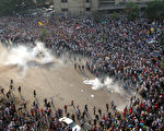 6日，穆斯林兄弟会支持者再度在埃及各地示威，引发冲突，至少50人死亡、268人受伤。图为警方与穆兄会在开罗街道上冲突。（AFP）
