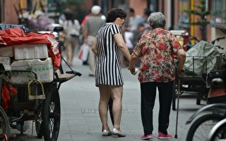 中国养老难 父母起诉子女不赡养案增多