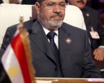 埃及開羅上訴法院院長9日宣佈，穆爾西將與其他14名穆斯林兄弟會（穆兄會）高層一同以暴力殺害抗議者罪名受審。( AFP PHOTO/KARIM SAHIB)