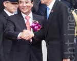 抗议中欢度中华民国国庆 马王破冰互动佳