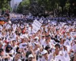 公民1985行动联盟等团体10日上午号召近6万身穿白衫的民众，高喊“公民护宪，还权于民”。（林伯东／大纪元）