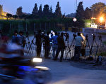 9日才因证据不足释放的巴基斯坦前总统穆沙拉夫（Pervez Musharraf），10日又因另一宗于2007年发生的突击队攻击清真寺案重新被捕。图为2013年10月10日聚集在住所附近的新闻记者。（AAMIR QURESHI/AFP/Getty Images）