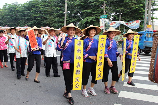 内埔乡是客家庄,客家乡亲踩街庆祝。(屏东县政府提供) 内埔乡是客家庄,客家乡亲踩街庆祝。(屏东县政府提供)