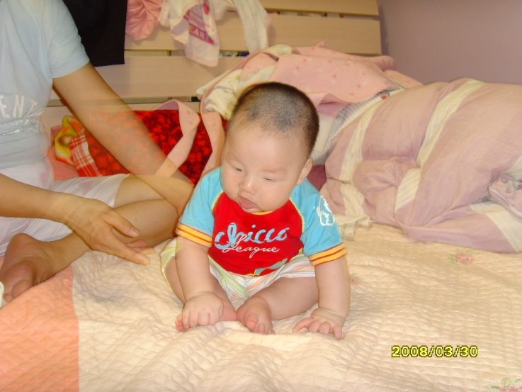 正见网报导,2011年,一张无意中被拍摄的照片显示,照片中的一位修炼法轮大法的女士左胳膊和右手,呈现不同程度的透明状态。(网络图片)