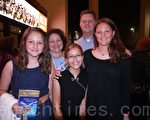 Joe Heveman先生，夫人Jenny，女兒Kate（前右）和Mag（前左），及女兒的朋友Makala Malick（前中）對神韻交響樂團的演出贊不絕口。（攝影：于欣然/大紀元）