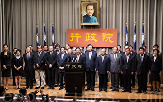 记者会现场声势浩大，江宜桦（中）率领37位阁员共同出席，逐一反驳在野党的指控。（陈柏州／大纪元）