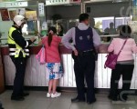 婦人帶菜刀上郵局領錢 警防詐騙