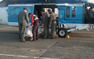 嘉义空军嘉义基地所属的空军救护队搜救，并将失事三位大体运回基地。（空军嘉义基地提供）