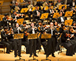 神韻交響樂團在橙縣藝術中心音樂廳的首場演出，在觀眾經久不息的掌聲中落幕。(戴兵／大紀元）