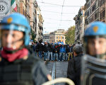 2013年10月19日，意大利民众走上罗马街头，抗议撙节政策，警民发生对峙。（ ALBERTO PIZZOLI / AFP)