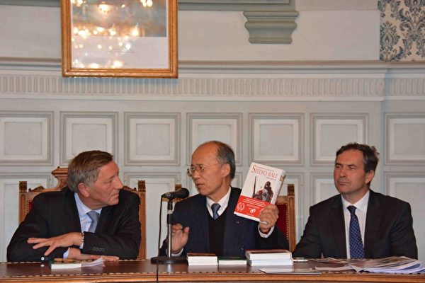 吕大使向两位国会议员赠送台湾漫画。(台湾代表处提供) 吕大使向两位国会议员赠送台湾漫画。(台湾代表处提供)