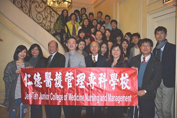 吕大使与仁德医专黄校长一行及与会学生合照。(台湾代表处提供) 吕大使与仁德医专黄校长一行及与会学生合照。(台湾代表处提供)