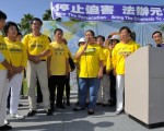 北京法轮功学员张连英（手举话筒者）控诉在中共劳教所遭受的残酷迫害。（宋祥龙/大纪元）