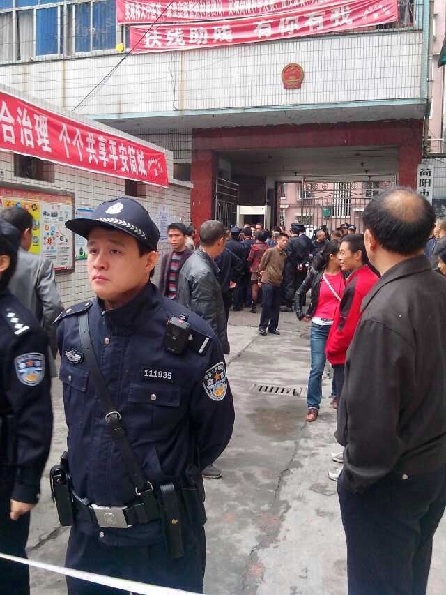 簡陽市法院大門外(知情人提供)