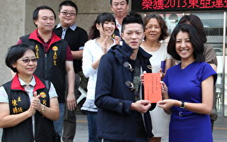 南投市長許淑華（右）致贈東亞運跆拳道金牌選手魏辰洋（左）1萬元加菜金。（南投市公所提供）