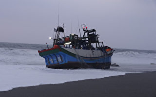 强风吹渔船搁浅  3人脱困