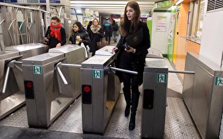 巴黎地铁的查票员与逃票者