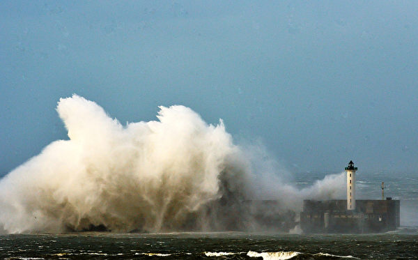 2013年10月28日,大浪拍打法國北部布洛涅港口堤壩。(PHILIPPE HUGUEN / AFP) 2013年10月28日,大浪拍打法國北部布洛涅港口堤壩。(PHILIPPE HUGUEN / AFP)