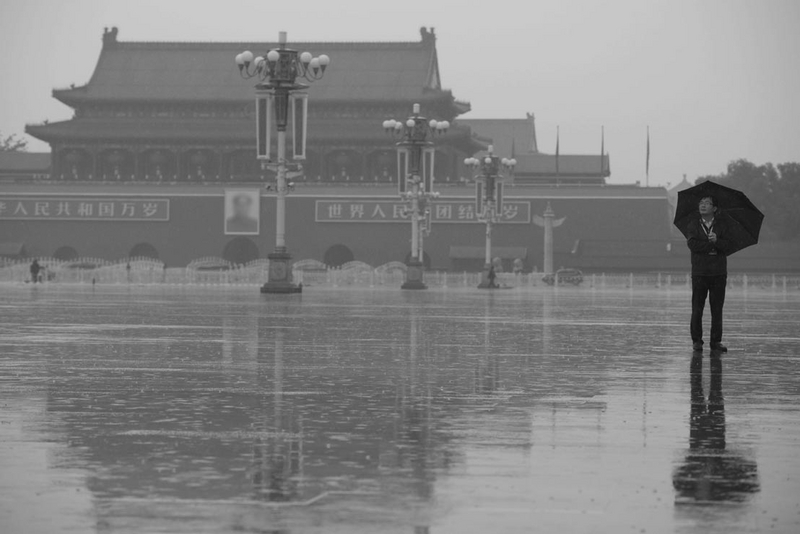 「十一」國殤日期間,北京上空霧霾滿天,在十一當天,天安門廣場上傾盆大雨。(AFP)