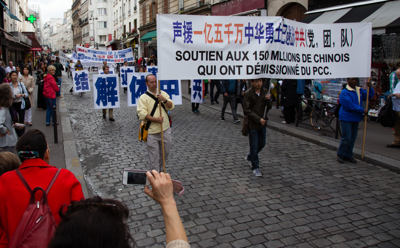 1亿5千多万中国人觉醒,掀起的三退大潮给中共带来巨大冲击,中共官员惶惶不可终日。图为2013年10月5日,法国巴黎,声援一亿五千万中国民众退出共产党大游行。(大纪元)