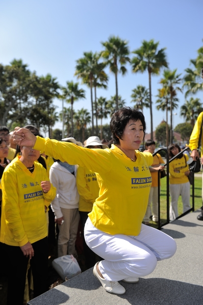 2013年10月20日,法輪功學員王春英洛杉磯集會上演示中共迫害的酷刑(宋祥龍/大紀元) 2013年10月20日,法輪功學員王春英洛杉磯集會上演示中共迫害的酷刑(宋祥龍/大紀元)