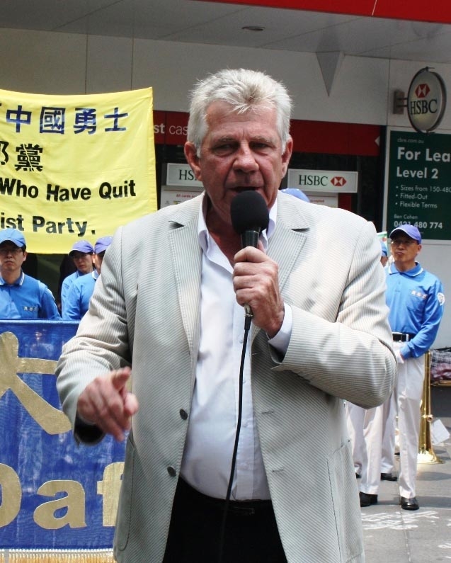 人权活动家史蒂夫在悉尼声援三退集会上发言