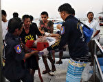 泰国巴达雅再传意外事故，一艘从兰岛要回巴达雅的渡轮超载翻覆，目前已知至少有6人死亡。(AFP)