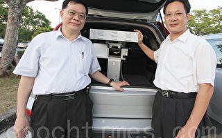 南台科大教授許毅然（左）與中科院李大青博士，共同研發「智慧型可攜式太陽能追蹤器」，體積小、方便攜帶，可於偏遠地區或作為緊急發電。（南台科大提供）